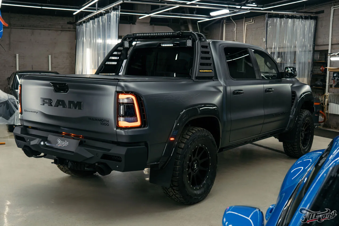 Что мы сделали с RAM TRX Hennessey Mammoth 1000?! Часть 1: автомобиль до начала работ, оклейка винилом и полиуретаном, татуировки в проемах